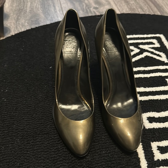 Burberry heels - barely wore - Picture 1 of 2